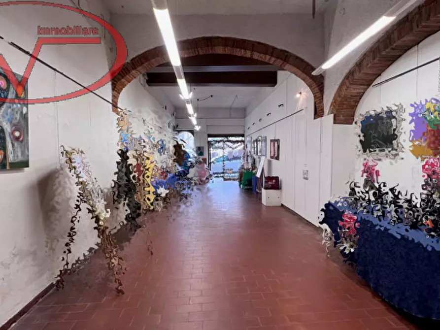 Immagine 6 di Negozio in vendita  in via roma a Montevarchi
