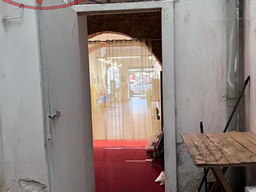 Immagine 8 di Negozio in vendita  in via roma a Montevarchi