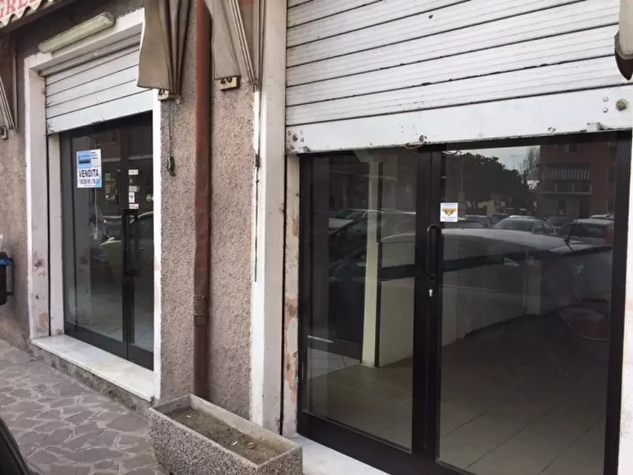 Immagine 2 di Negozio in vendita  in Via Radici a Casalgrande