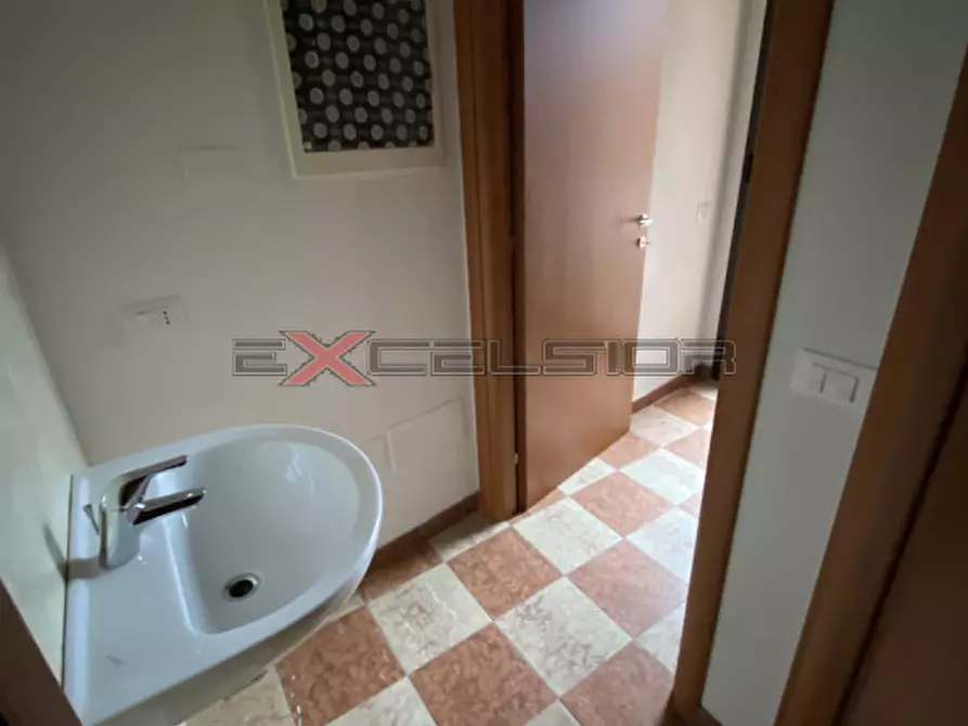Immagine 3 di Negozio in affitto  in Corso Mazzini n. 7 a Adria