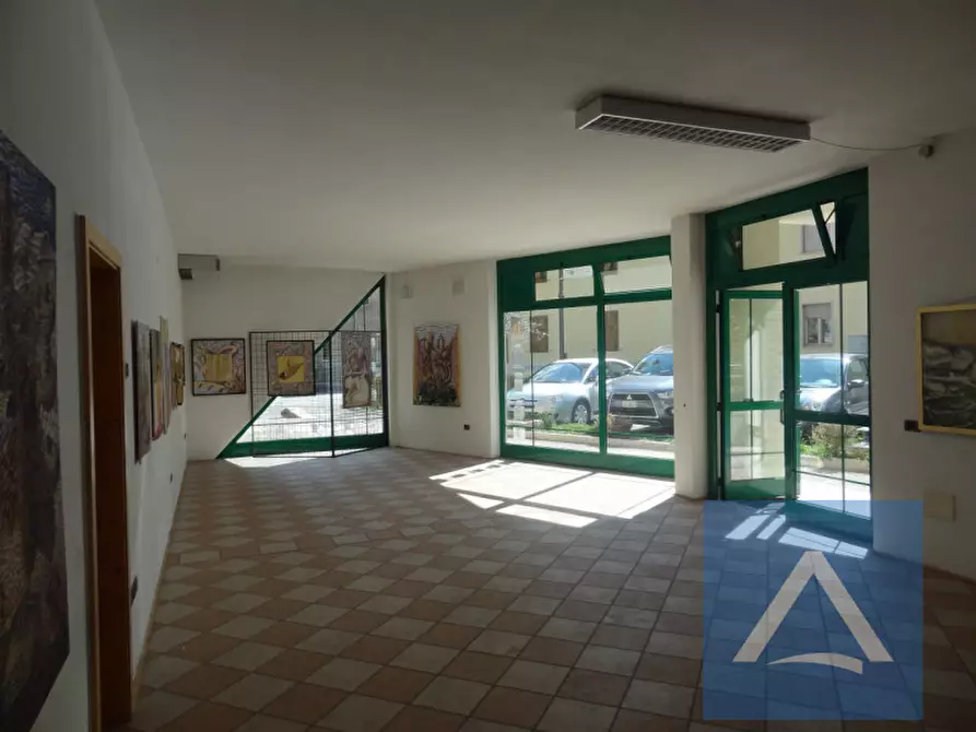 Immagine 2 di Negozio in vendita  in via Romana 27 a Mezzocorona