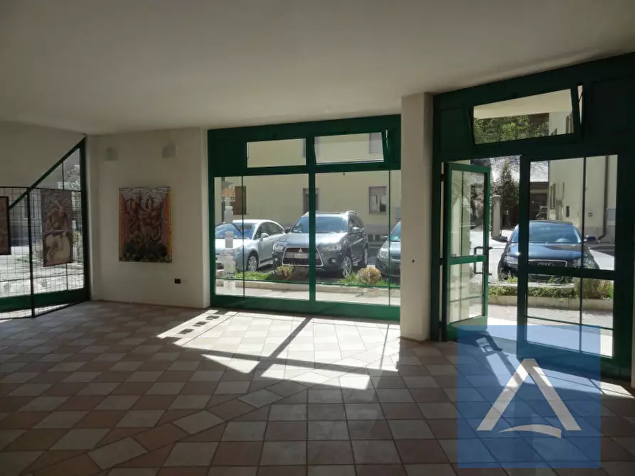 Immagine 3 di Negozio in vendita  in via Romana 27 a Mezzocorona