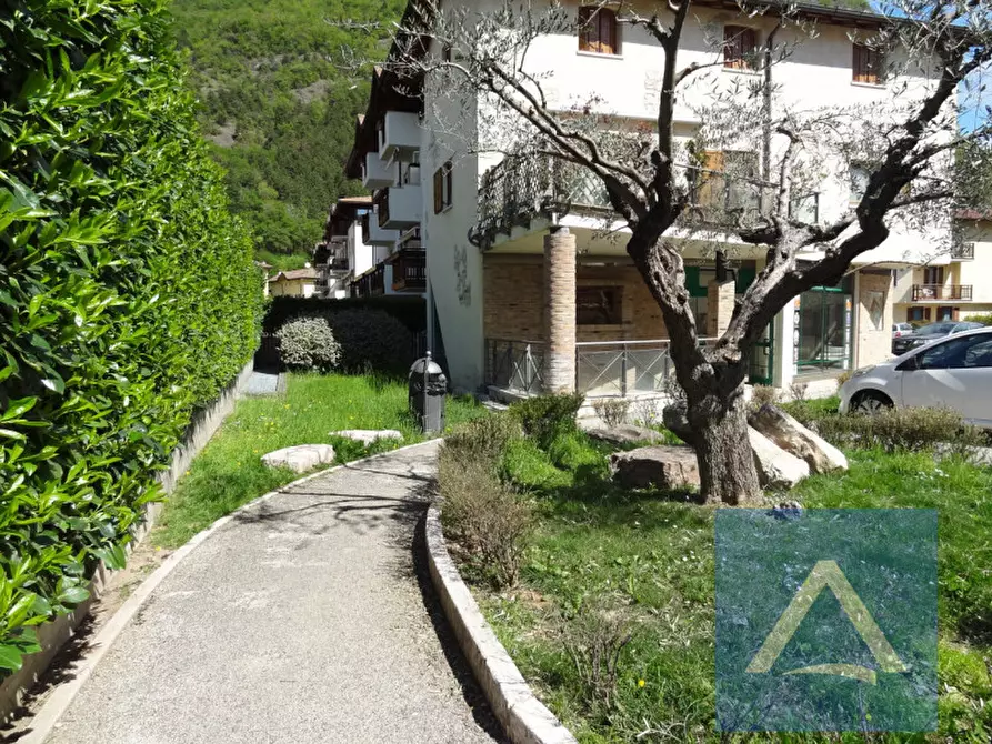 Immagine 9 di Negozio in vendita  in via Romana 27 a Mezzocorona