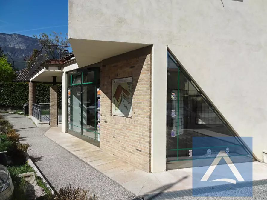 Immagine 13 di Negozio in vendita  in via Romana 27 a Mezzocorona