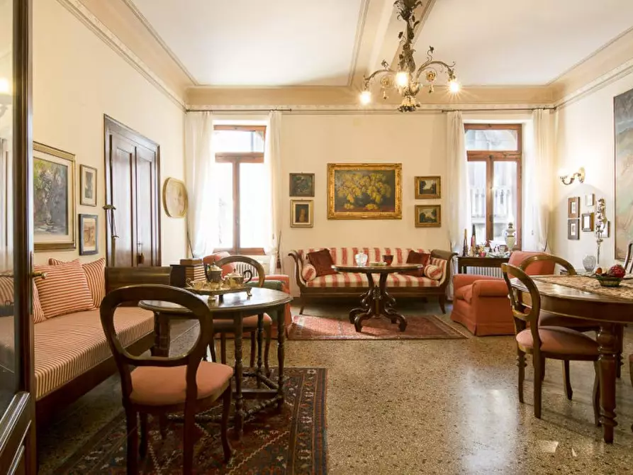 Immagine 1 di Casa indipendente in vendita  a Vittorio Veneto