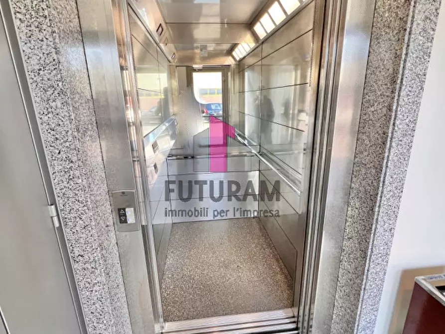 Immagine 15 di Ufficio in vendita  a Vicenza