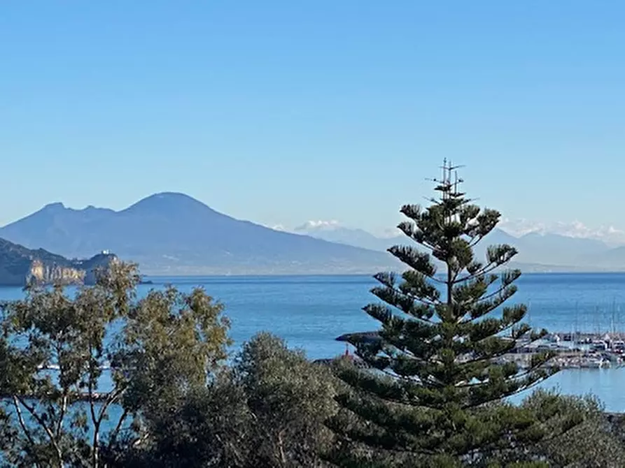 Immagine 2 di Appartamento in vendita  in via del faro a Procida