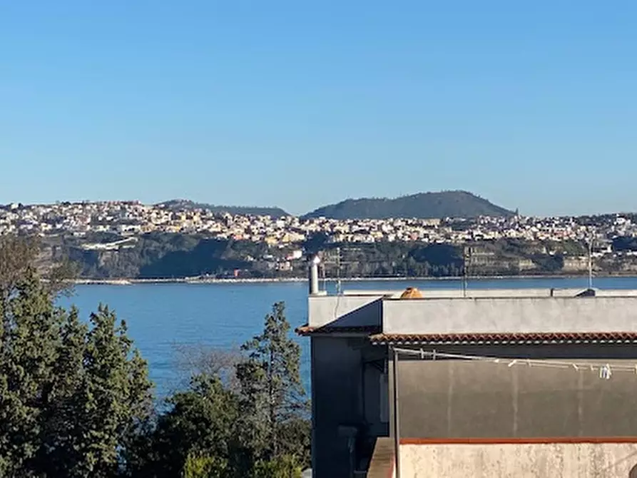 Immagine 10 di Appartamento in vendita  in via del faro a Procida