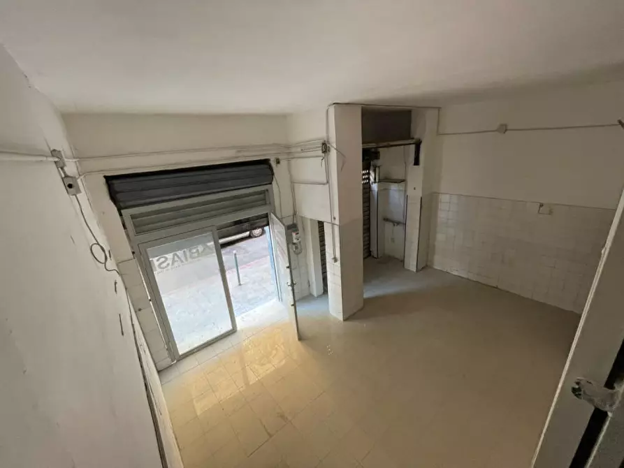 Immagine 1 di Negozio in affitto  in Traversa privata cavalleggeri Aosta a Napoli