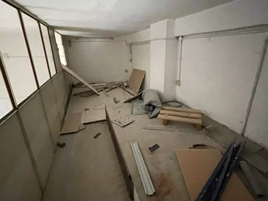 Immagine 2 di Negozio in affitto  in Traversa privata cavalleggeri Aosta a Napoli