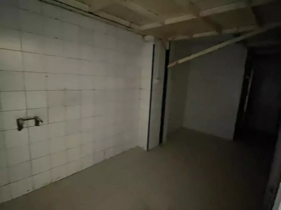 Immagine 3 di Negozio in affitto  in Traversa privata cavalleggeri Aosta a Napoli