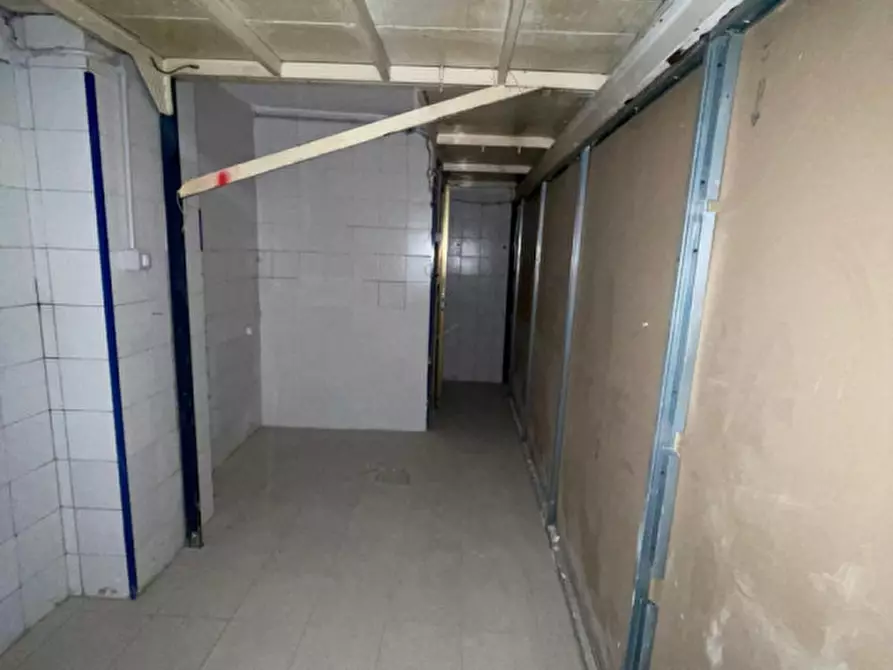 Immagine 4 di Negozio in affitto  in Traversa privata cavalleggeri Aosta a Napoli