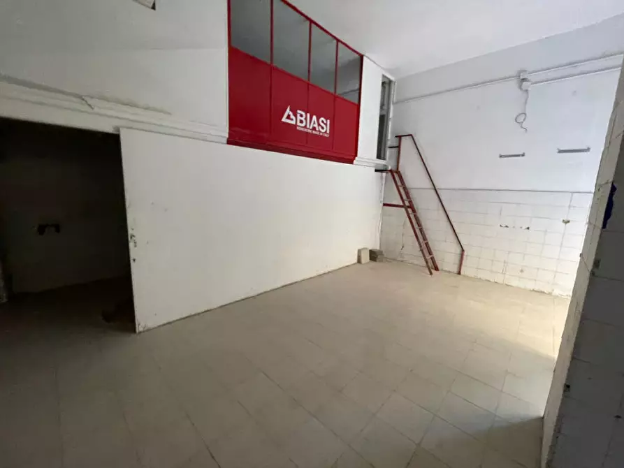Immagine 6 di Negozio in affitto  in Traversa privata cavalleggeri Aosta a Napoli