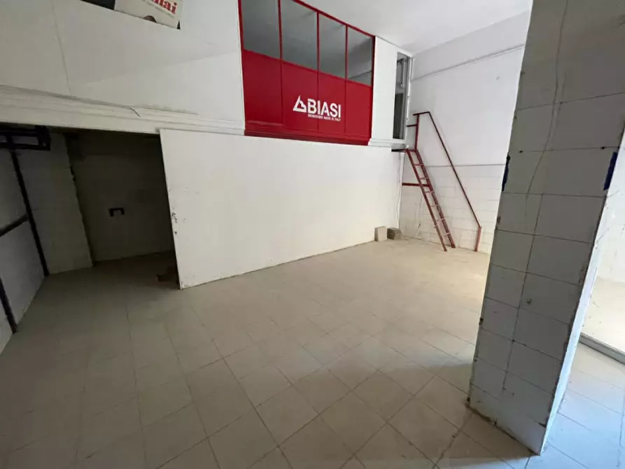 Immagine 7 di Negozio in affitto  in Traversa privata cavalleggeri Aosta a Napoli