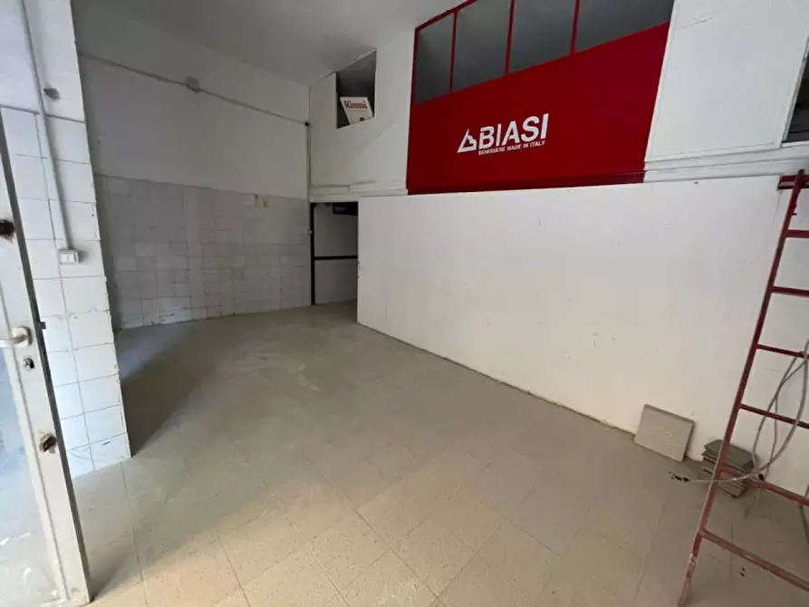 Immagine 8 di Negozio in affitto  in Traversa privata cavalleggeri Aosta a Napoli