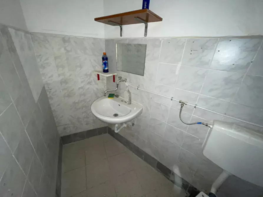 Immagine 10 di Negozio in affitto  in Traversa privata cavalleggeri Aosta a Napoli