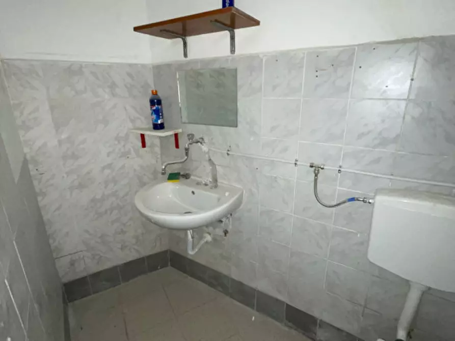 Immagine 11 di Negozio in affitto  in Traversa privata cavalleggeri Aosta a Napoli