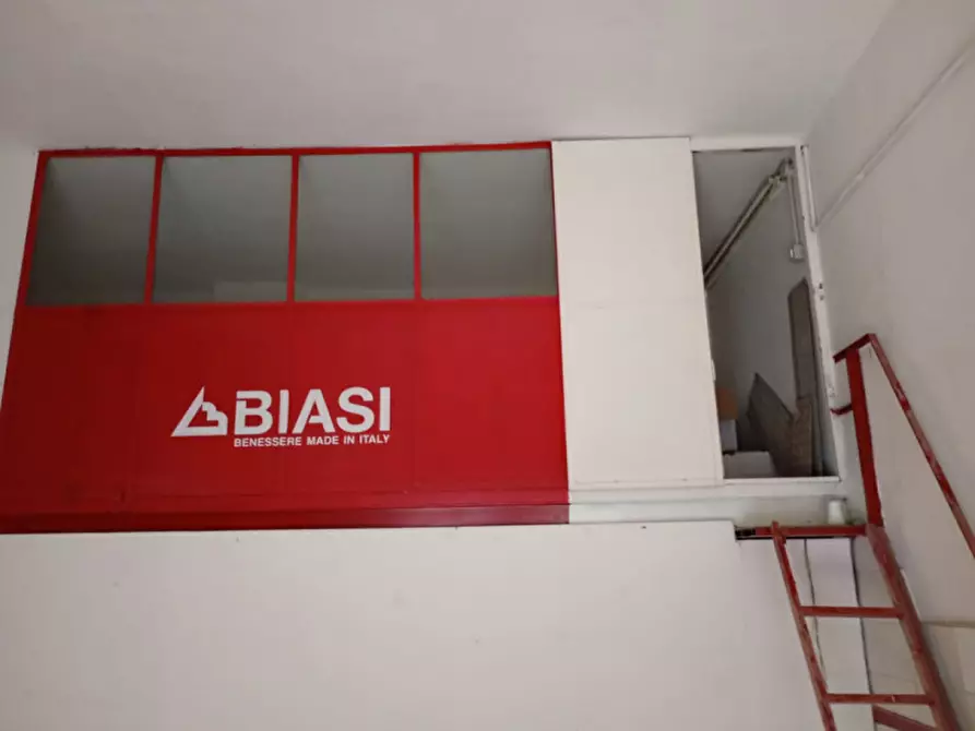 Immagine 12 di Negozio in affitto  in Traversa privata cavalleggeri Aosta a Napoli