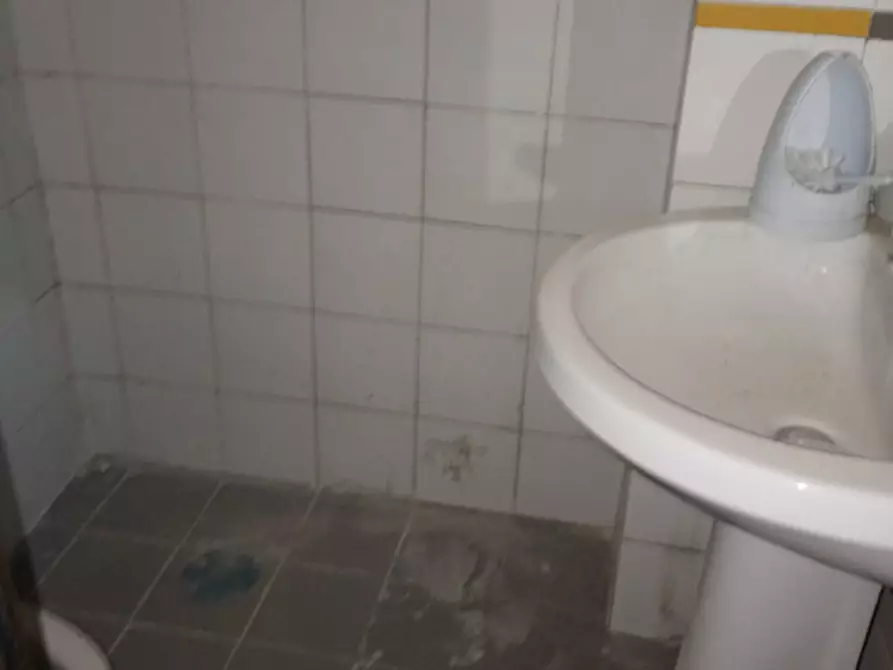 Immagine 22 di Negozio in affitto  in Traversa privata cavalleggeri Aosta a Napoli