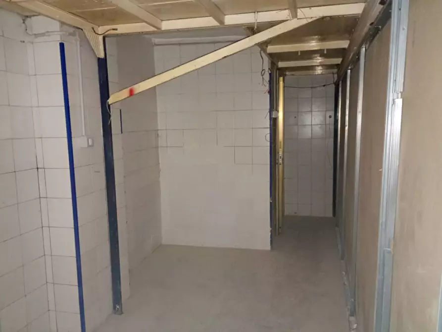 Immagine 23 di Negozio in affitto  in Traversa privata cavalleggeri Aosta a Napoli