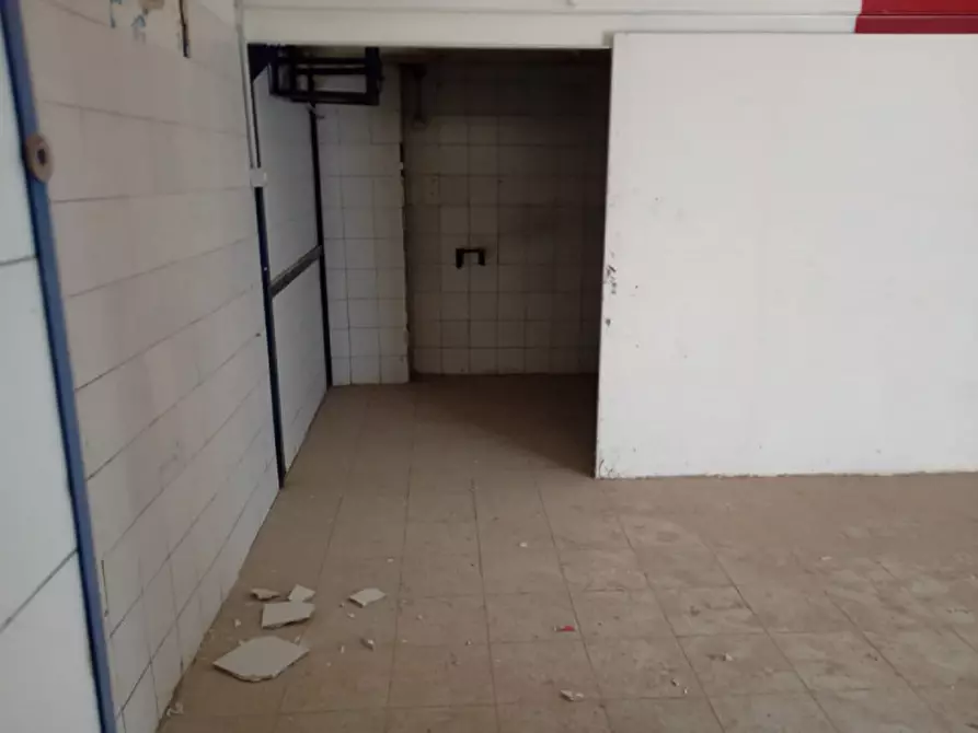 Immagine 27 di Negozio in affitto  in Traversa privata cavalleggeri Aosta a Napoli