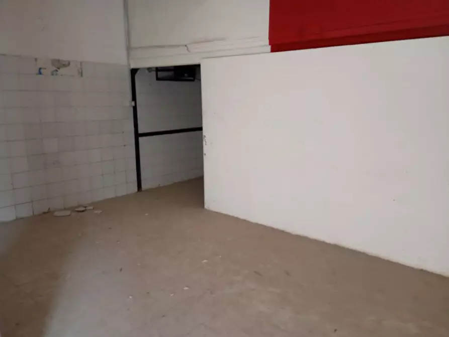 Immagine 28 di Negozio in affitto  in Traversa privata cavalleggeri Aosta a Napoli