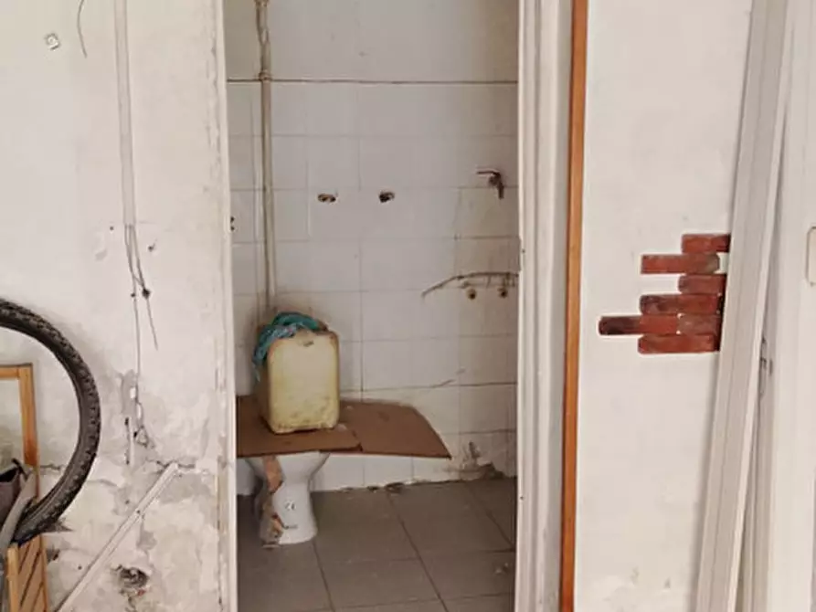 Immagine 29 di Negozio in affitto  in Traversa privata cavalleggeri Aosta a Napoli