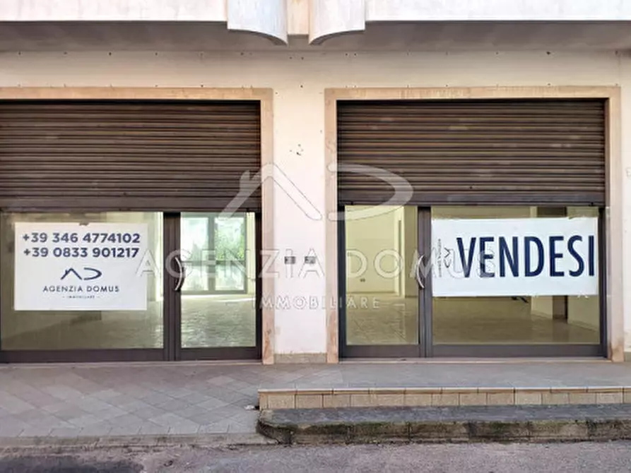 Immagine 1 di Negozio in vendita  in Via Volturno, 5 a Racale