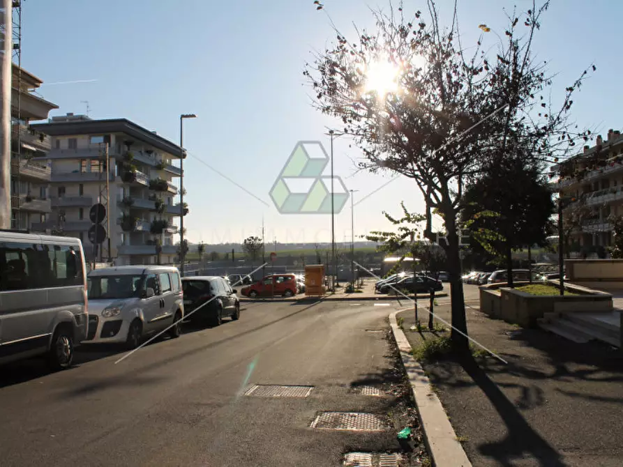 Immagine 5 di Negozio in vendita  in Via Andrea Lavezzolo a Roma