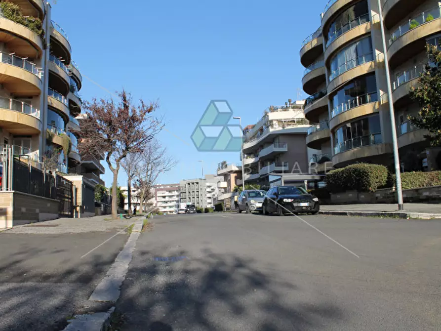 Immagine 6 di Negozio in vendita  in Via Andrea Lavezzolo a Roma