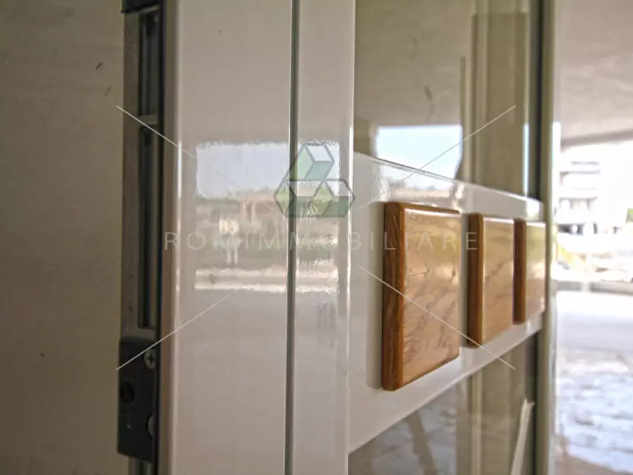 Immagine 12 di Negozio in vendita  in Via Andrea Lavezzolo a Roma