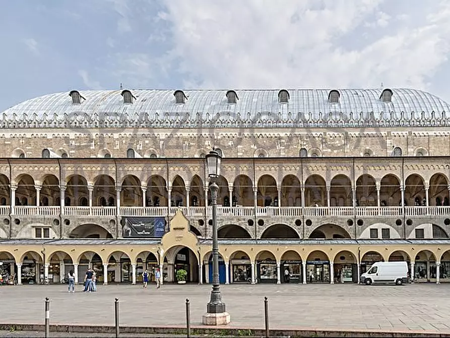 Immagine 1 di Negozio in affitto  in Piazza delle erbe a Padova