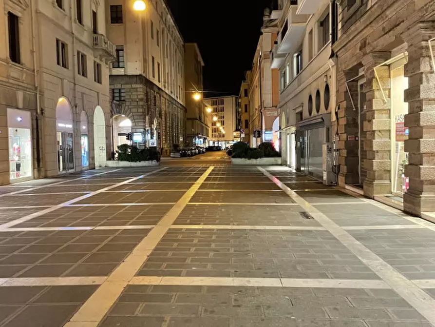 Immagine 1 di Negozio in vendita  in via prato della valle a Padova