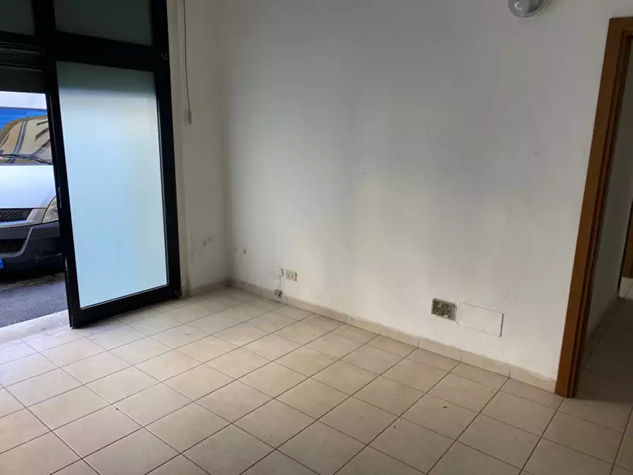Immagine 12 di Negozio in affitto  in VIA CECCONI a Firenze