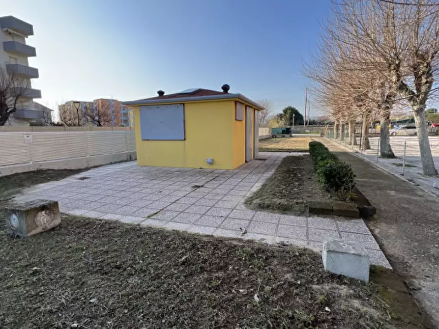 Immagine 1 di Attività commerciale in vendita  in Via Ammiraglio Cappelini a Fano