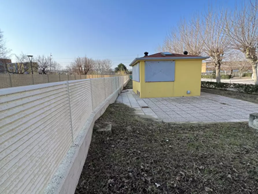 Immagine 13 di Attività commerciale in vendita  in Via Ammiraglio Cappelini a Fano