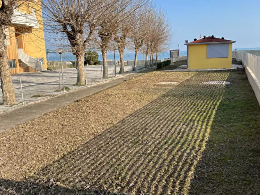 Immagine 14 di Attività commerciale in vendita  in Via Ammiraglio Cappelini a Fano