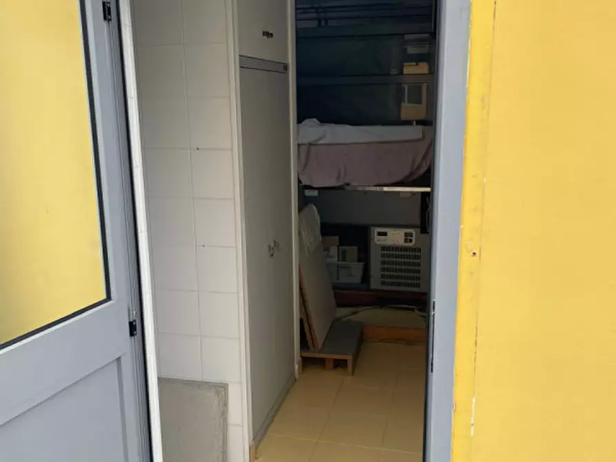 Immagine 21 di Attività commerciale in vendita  in Via Ammiraglio Cappelini a Fano