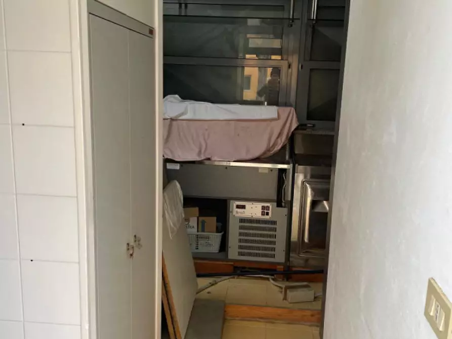 Immagine 22 di Attività commerciale in vendita  in Via Ammiraglio Cappelini a Fano