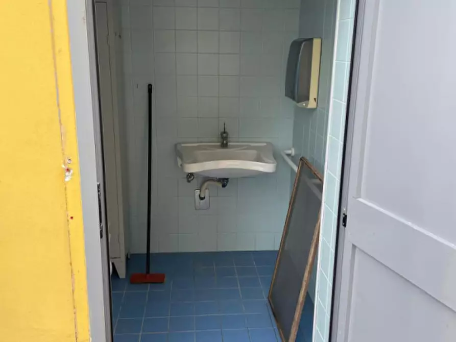 Immagine 32 di Attività commerciale in vendita  in Via Ammiraglio Cappelini a Fano