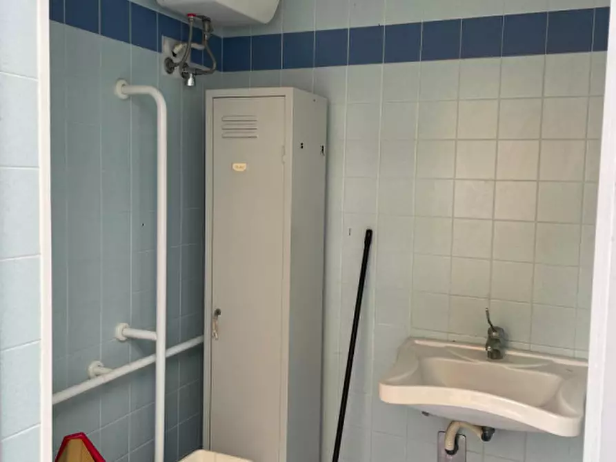 Immagine 33 di Attività commerciale in vendita  in Via Ammiraglio Cappelini a Fano