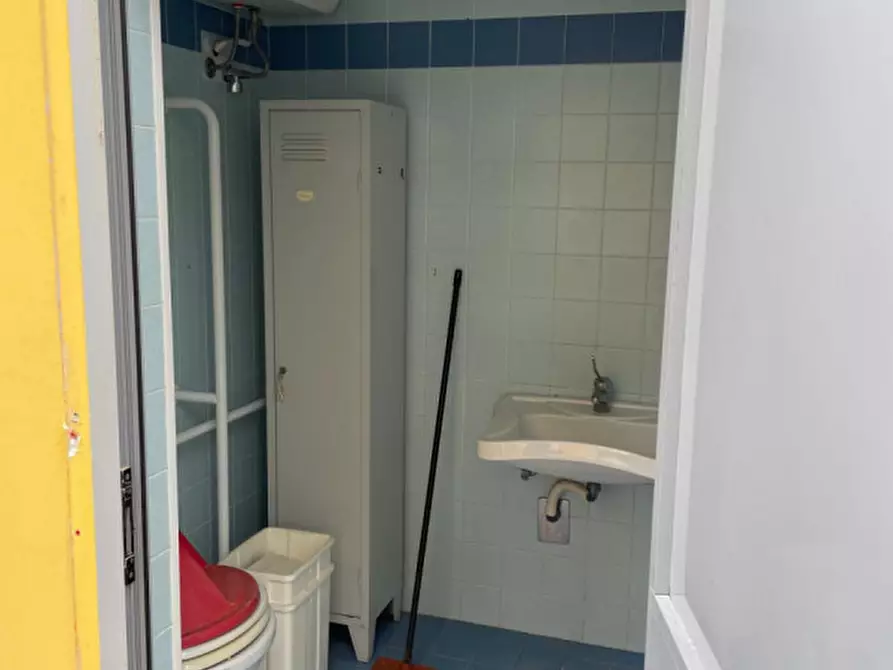 Immagine 35 di Attività commerciale in vendita  in Via Ammiraglio Cappelini a Fano