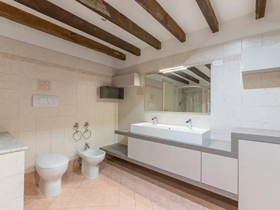 Immagine 21 di Appartamento in vendita  in Via Genova 15 a Savona