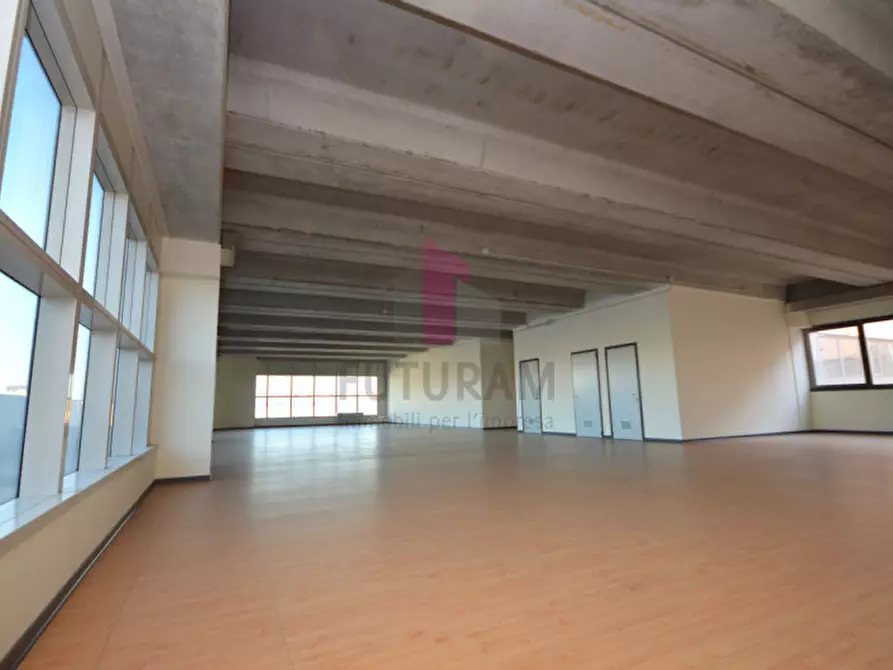 Immagine 12 di Ufficio in vendita  a Vicenza