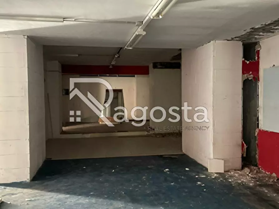 Immagine 2 di Negozio in vendita  in Via Guerdile a Salerno