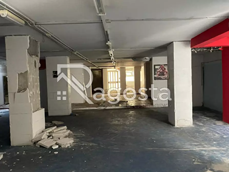 Immagine 3 di Negozio in vendita  in Via Guerdile a Salerno