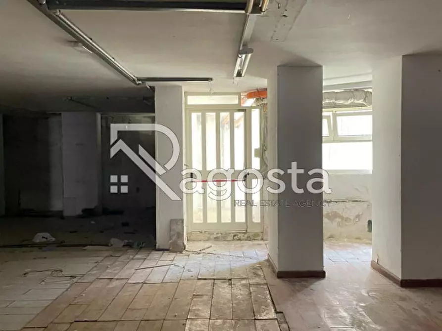 Immagine 4 di Negozio in vendita  in Via Guerdile a Salerno