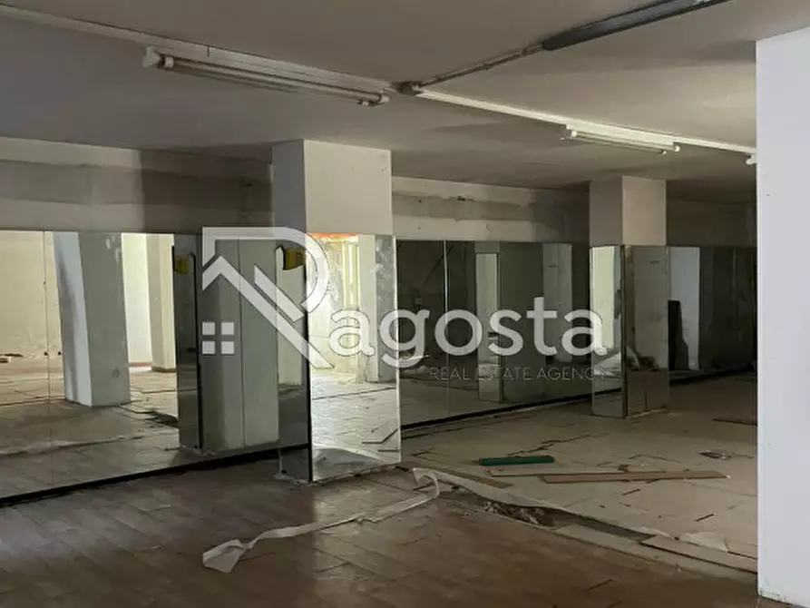 Immagine 5 di Negozio in vendita  in Via Guerdile a Salerno