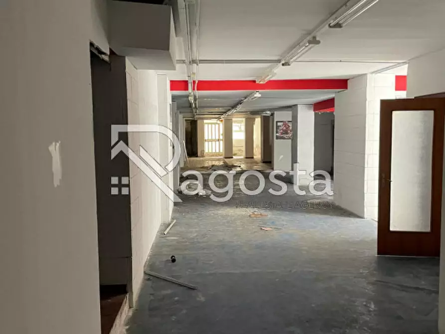 Immagine 6 di Negozio in vendita  in Via Guerdile a Salerno