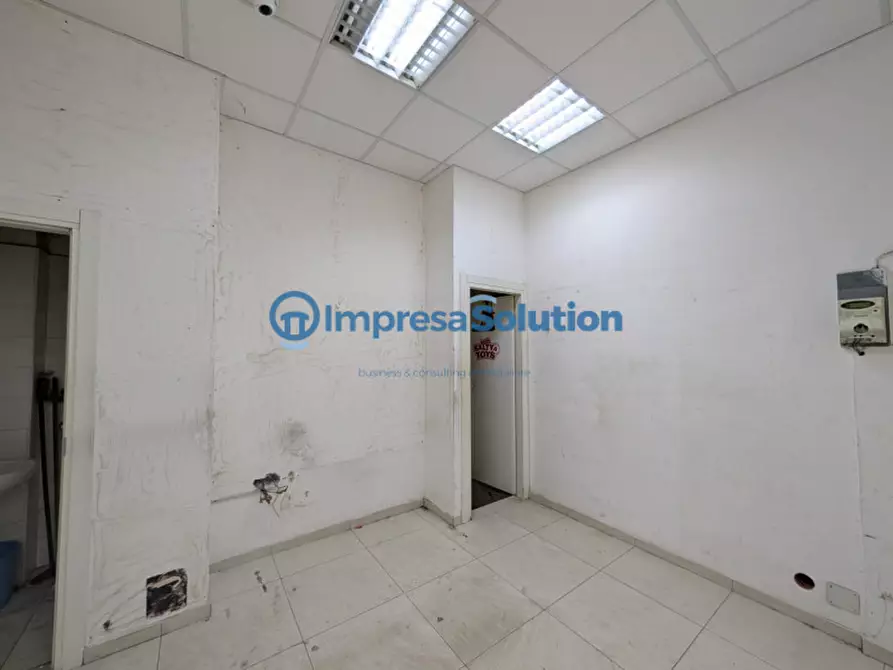 Immagine 9 di Negozio in vendita  in Via Ferrara a Napoli